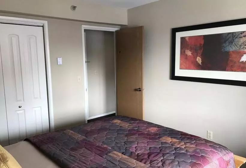 Hotelli Lakeshore Inn & Suites