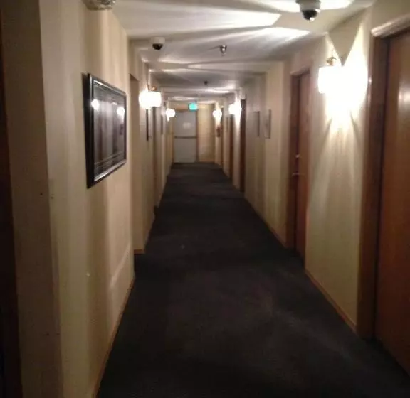 Hotelli Lakeshore Inn & Suites