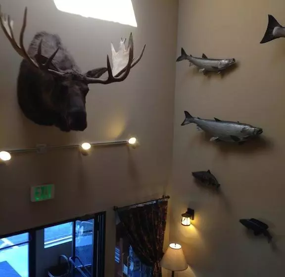 Hotelli Lakeshore Inn & Suites