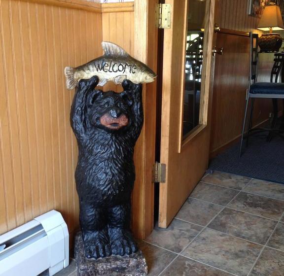 هتل Lakeshore Inn & Suites