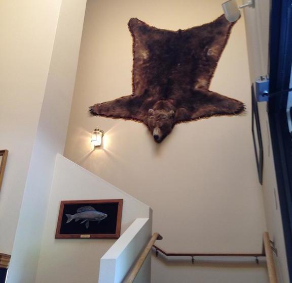 هتل Lakeshore Inn & Suites