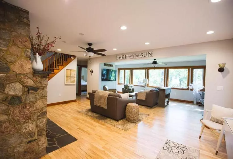 هتل Mission Springs Lake House