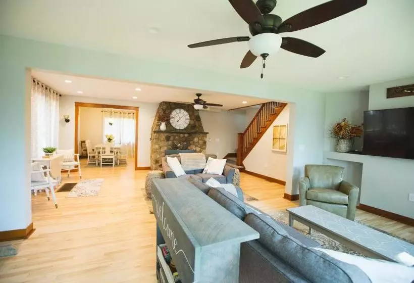 هتل Mission Springs Lake House