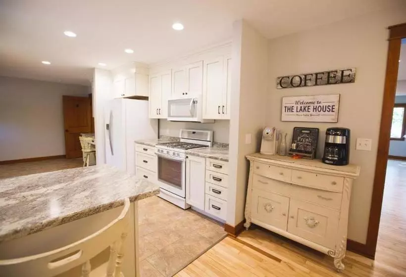 هتل Mission Springs Lake House