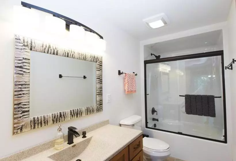 هتل Mission Springs Lake House