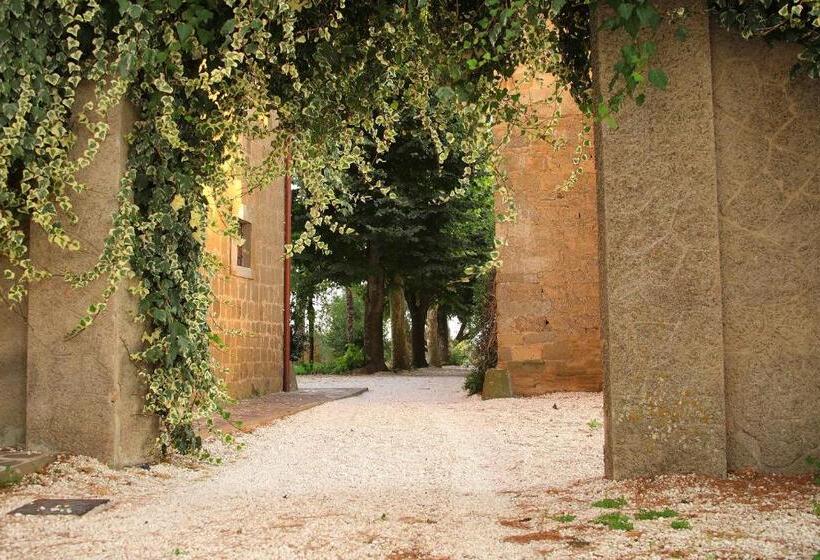 Отель Antico Borgo La Commenda