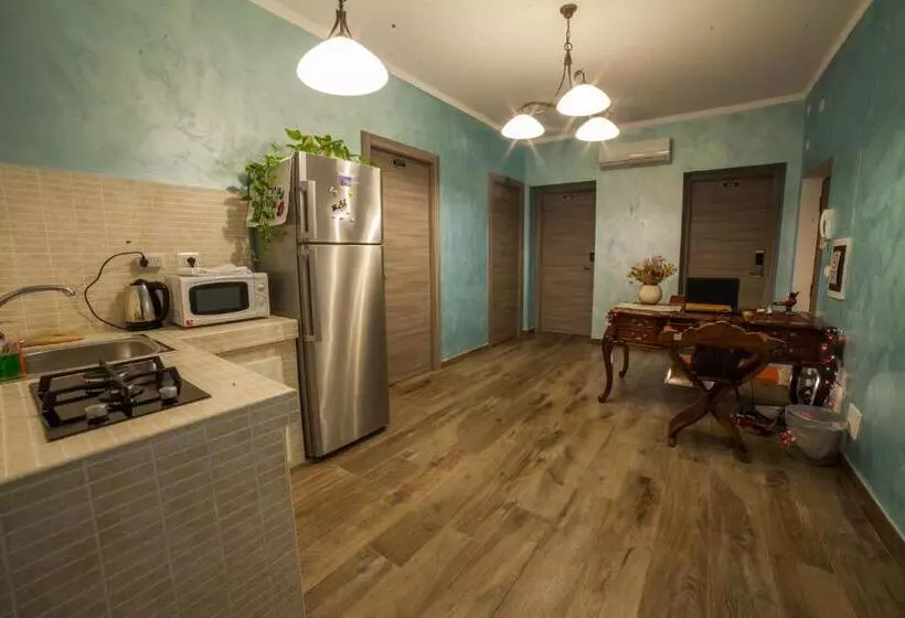 هتل Iris Guest House