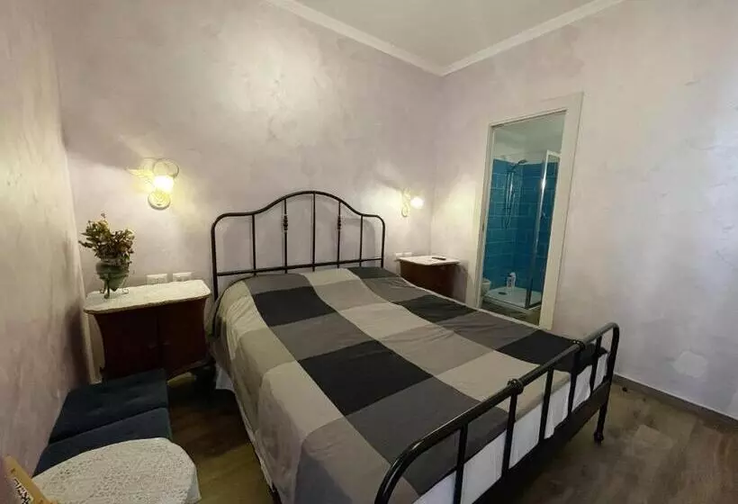 هتل Iris Guest House