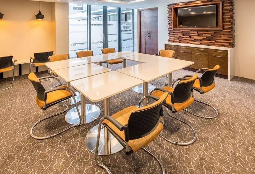 هتل Town Lodge Windhoek, Namibia