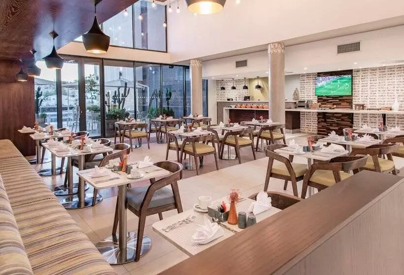 هتل Town Lodge Windhoek, Namibia