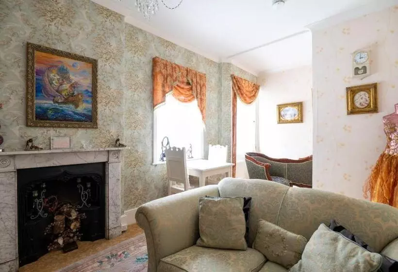 Hotelli Enchanted Manor
