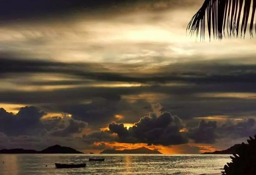 هتل Seashell Beach Villa