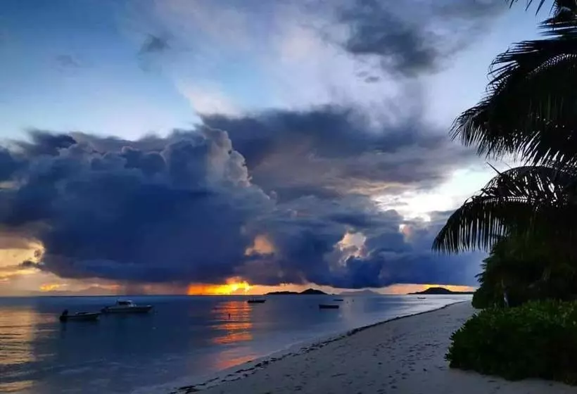 هتل Seashell Beach Villa