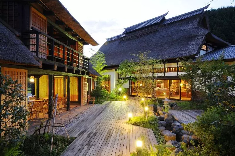 Hotelli Kawabaonsen Kayabukinogensenyuyado Yutorian