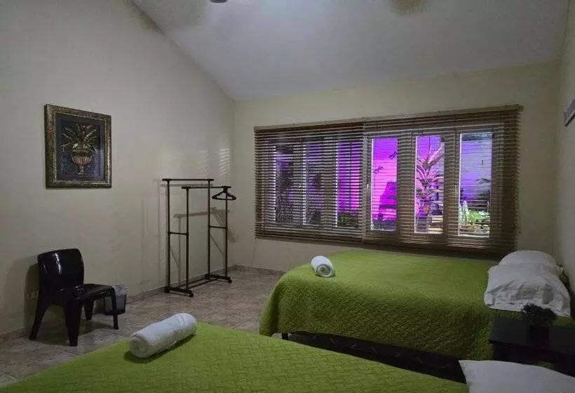 پانسیون Hostal Casa Luna