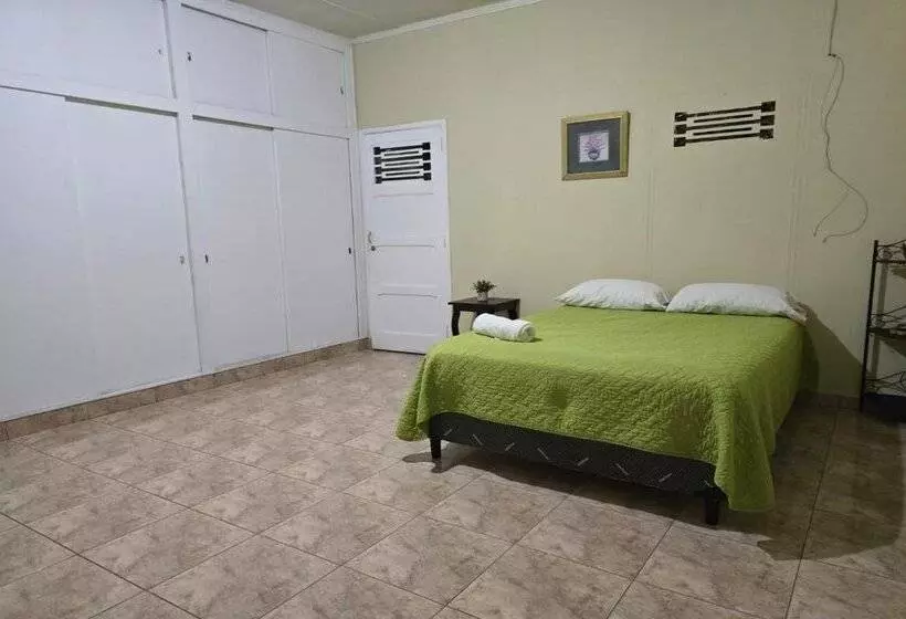 پانسیون Hostal Casa Luna