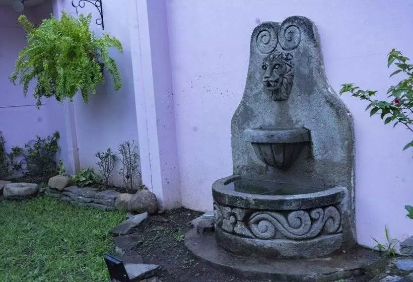 پانسیون Hostal Casa Luna