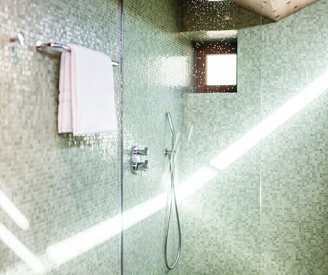 هتل La Paula Apartments & Suites