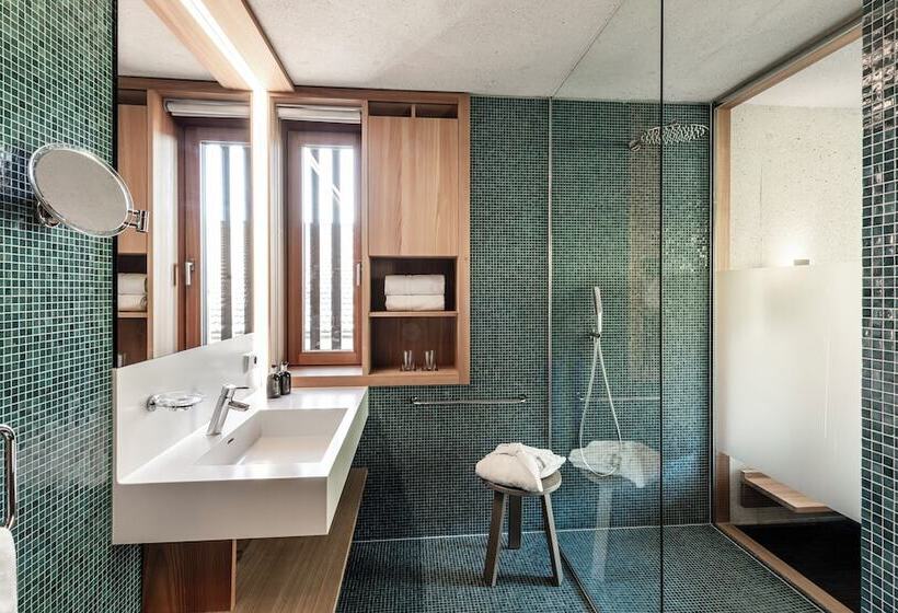 هتل La Paula Apartments & Suites