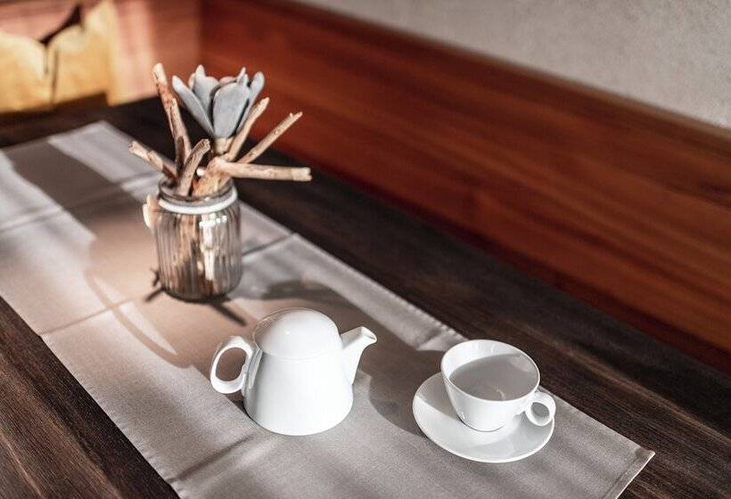 هتل La Paula Apartments & Suites