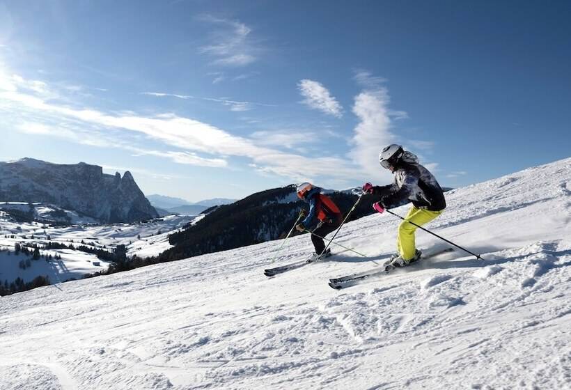 هتل La Paula Apartments & Suites