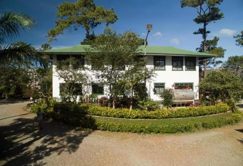 Hotelli Pine Breeze Cottages