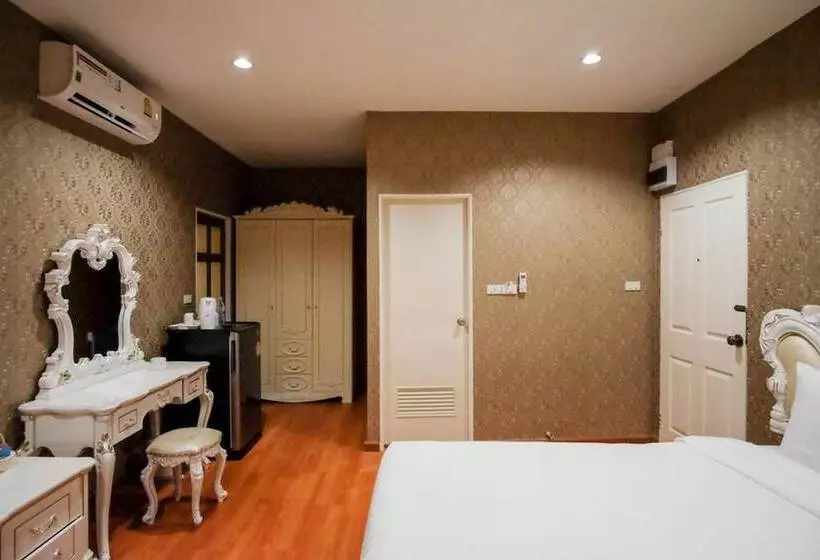 هتل The Ozone Airport Inn
