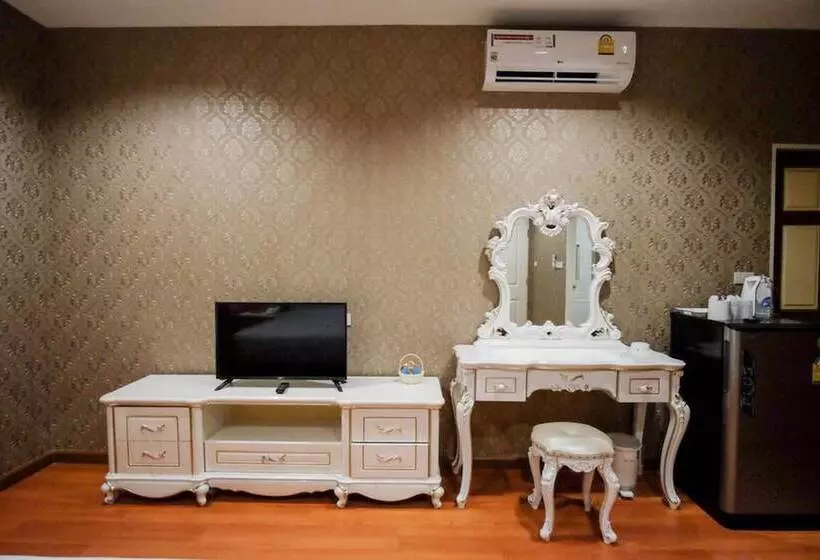 هتل The Ozone Airport Inn