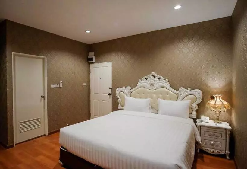 هتل The Ozone Airport Inn
