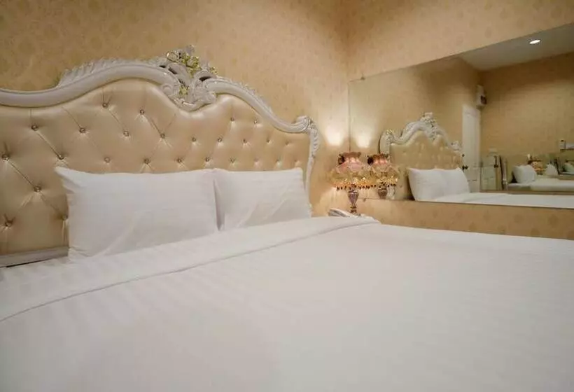 هتل The Ozone Airport Inn