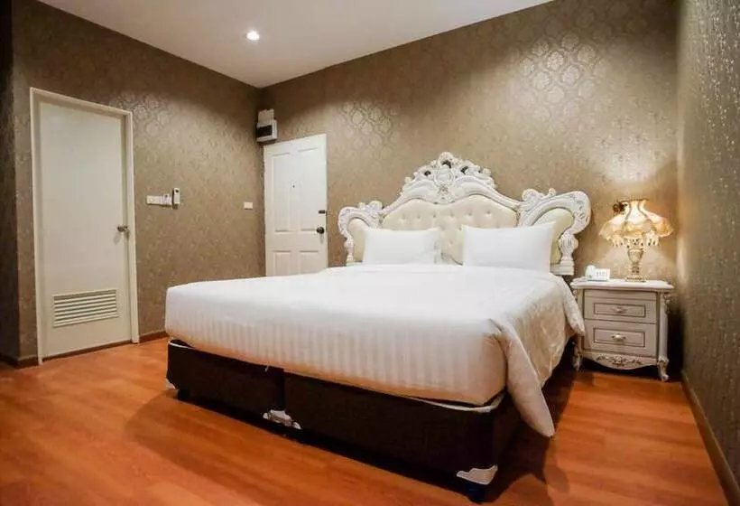 هتل The Ozone Airport Inn