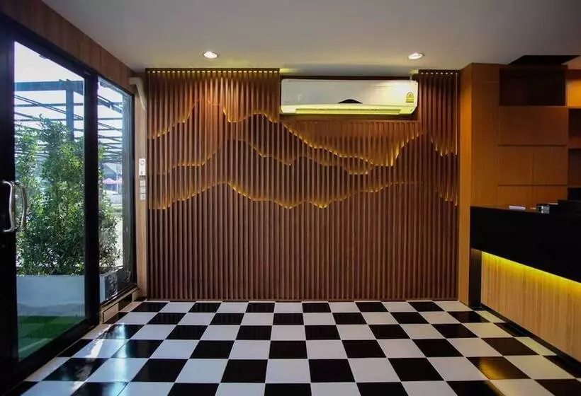 هتل The Ozone Airport Inn