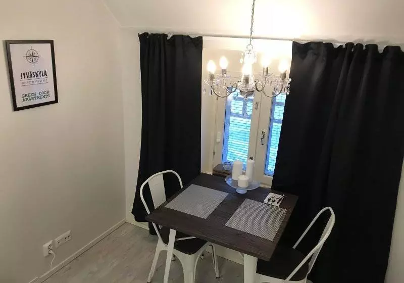 هتل Green Door Apartments
