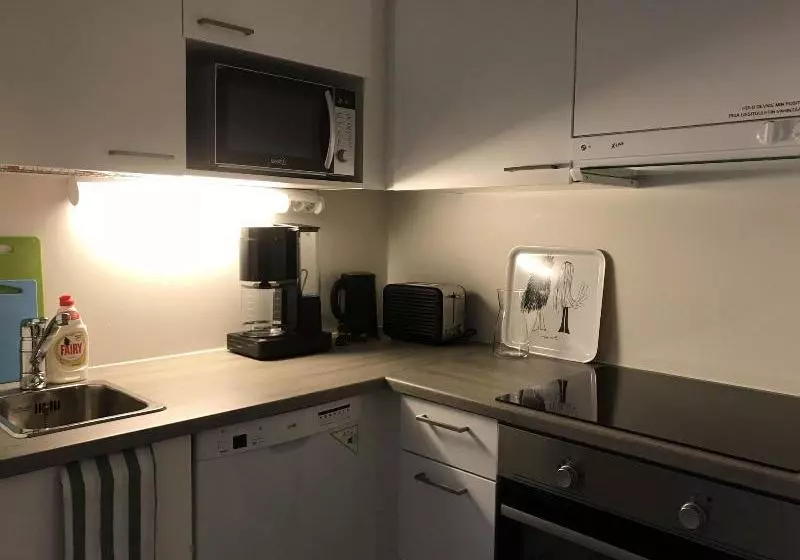 هتل Green Door Apartments