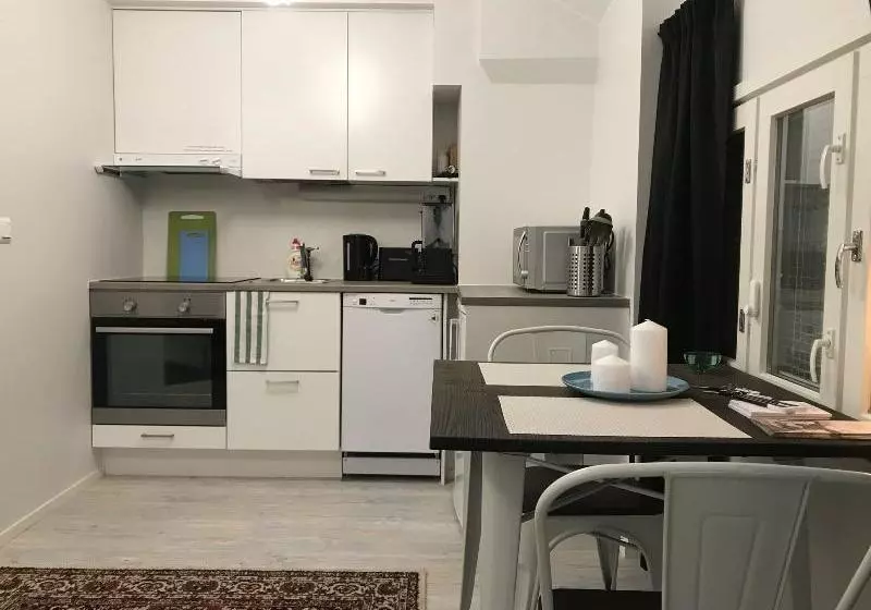هتل Green Door Apartments