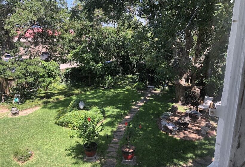 فندق Avenue O Bed And Breakfast