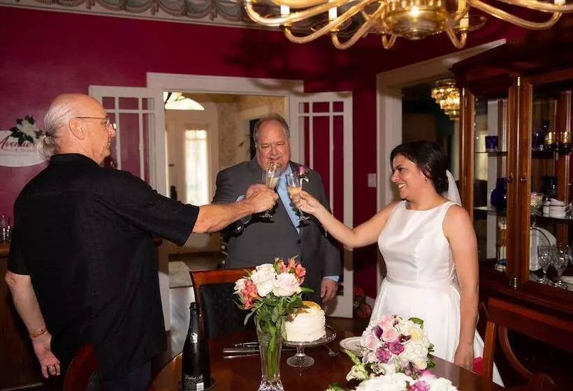 هتل Avenue O Bed And Breakfast