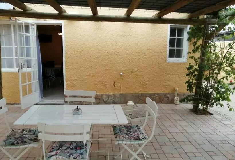 هتل Capbon Guesthouse