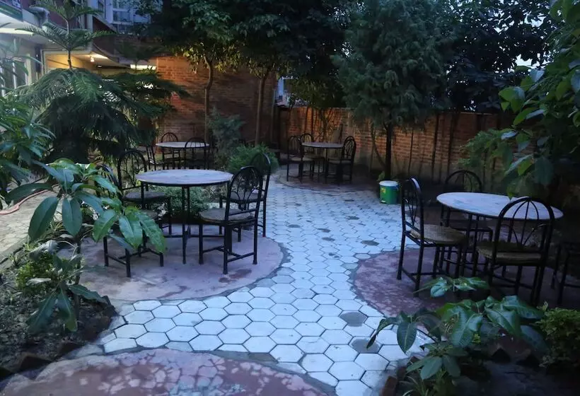 هتل Holy Temple Tree & Chautari Cafe