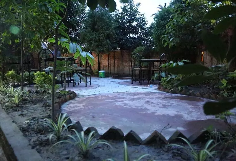 هتل Holy Temple Tree & Chautari Cafe