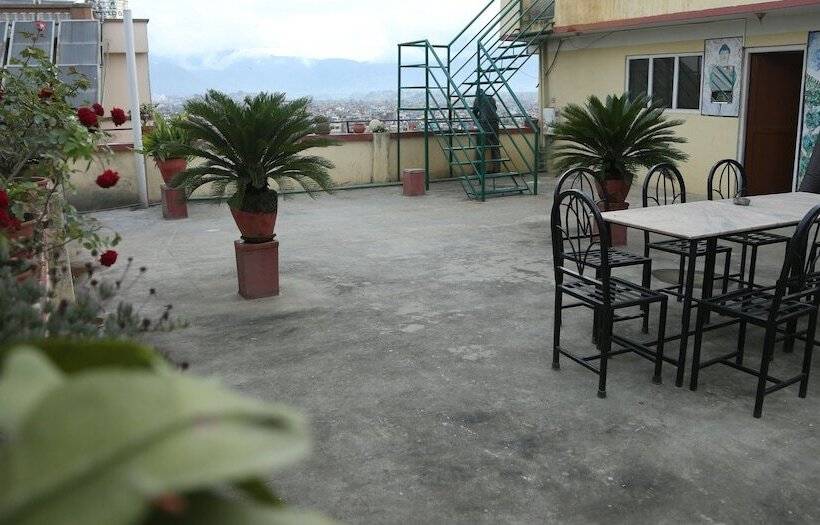 هتل Holy Temple Tree & Chautari Cafe