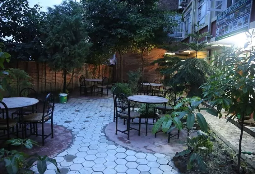 هتل Holy Temple Tree & Chautari Cafe