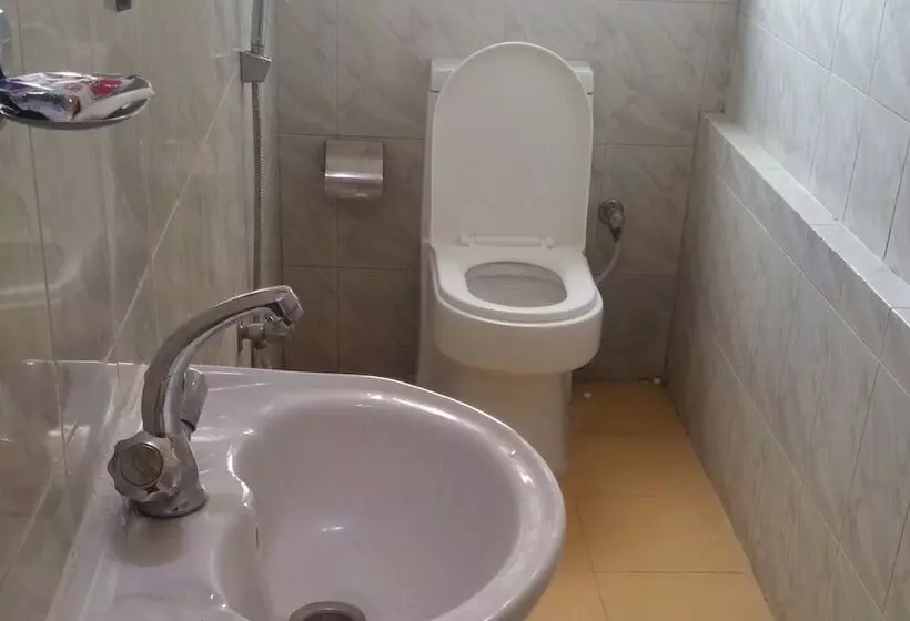 هتل Holy Temple Tree & Chautari Cafe