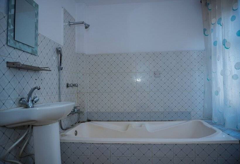 هتل Holy Temple Tree & Chautari Cafe