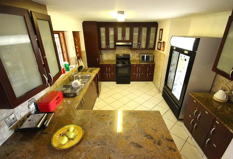 בית מלון כפרי Saltycrax Backpackers And Surf Hostel By Curiocity