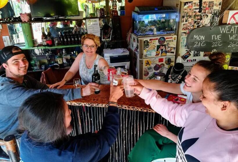 בית מלון כפרי Saltycrax Backpackers And Surf Hostel By Curiocity