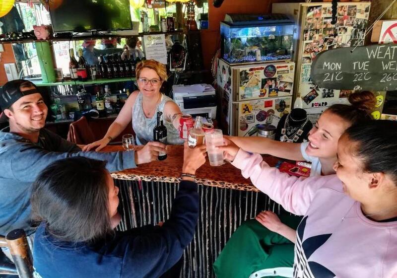 בית מלון כפרי Saltycrax Backpackers And Surf Hostel By Curiocity