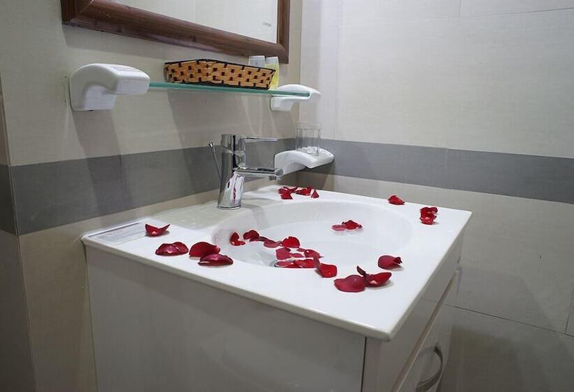 Hanoi Blue Hotel The Water Front