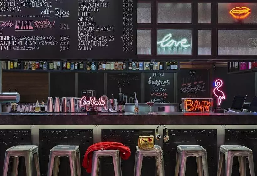 ホテル Moxy Frankfurt City Center