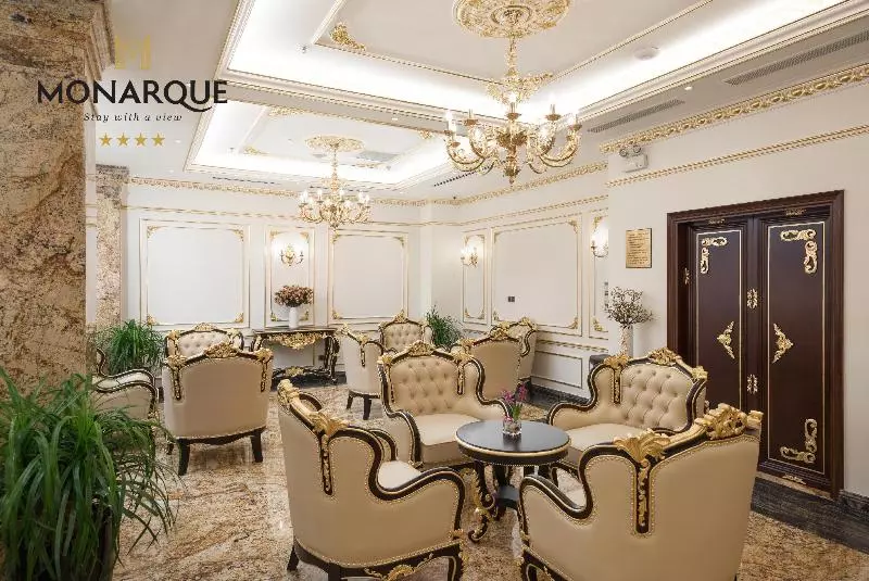 هتل Monarque